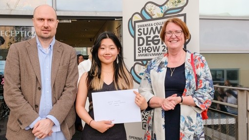 Zheng being given an award