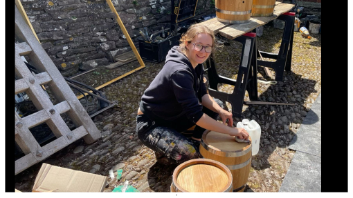 A photo am Hannah working on set