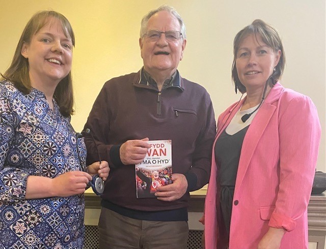 Dafydd Iwan with Bethan Griffiths and Lynwen Davies from rhagoriaith 